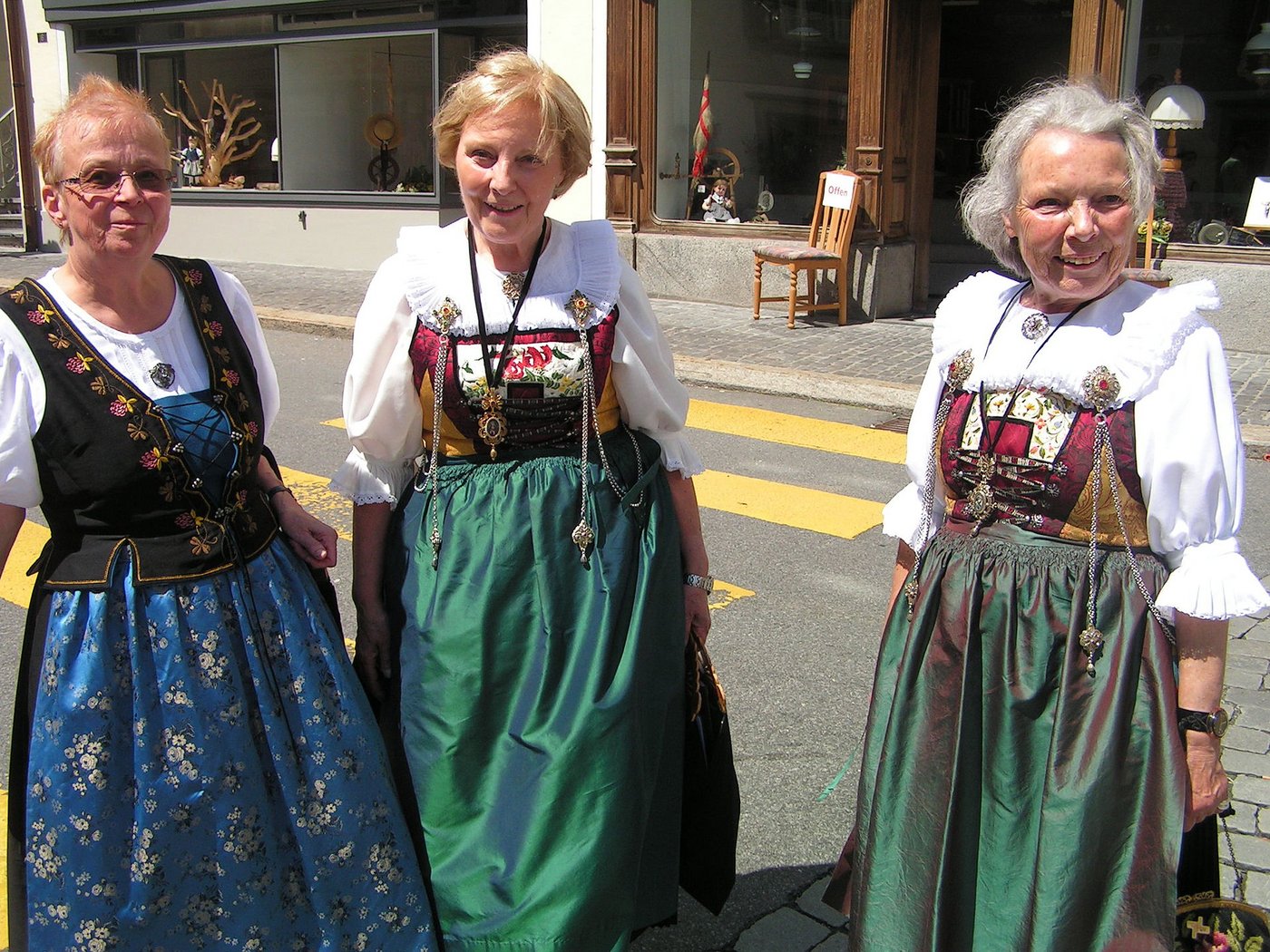 Drei schmucke Damen in ihren ebenso schmucken Trachten. (Bild Pakeha)