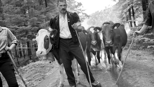 Hausi und Joana auf dem Weg zur Alp seines Bruders in Obersidemoos. (Bild Pinaki)