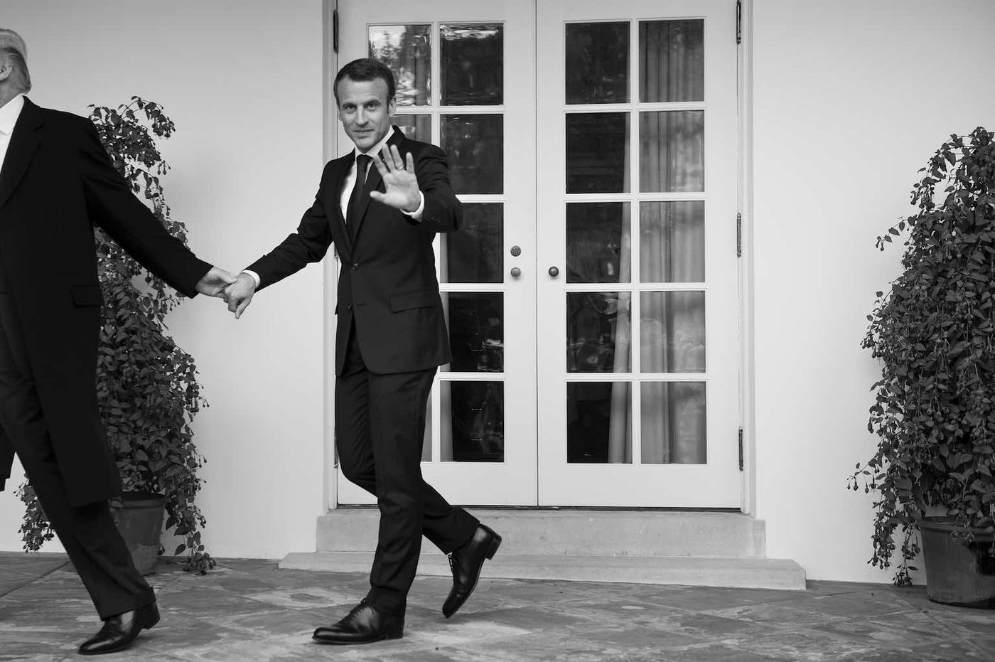 Auf dem Weg ins Oval Office führt US-Präsident Trump den Französischen Präsidenten Macron an der Hand. Washington DC, 24. April 2018.   © World Press Photo (Bild Brendan Smialowski)