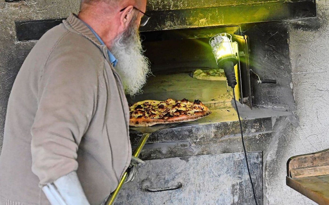 Ofenheizer Ernst Kilchhofer holt den ersten Salzkuchen aus dem Ofen. Seine Arbeit begann schon Stunden zuvor mit dem Einheizen. 