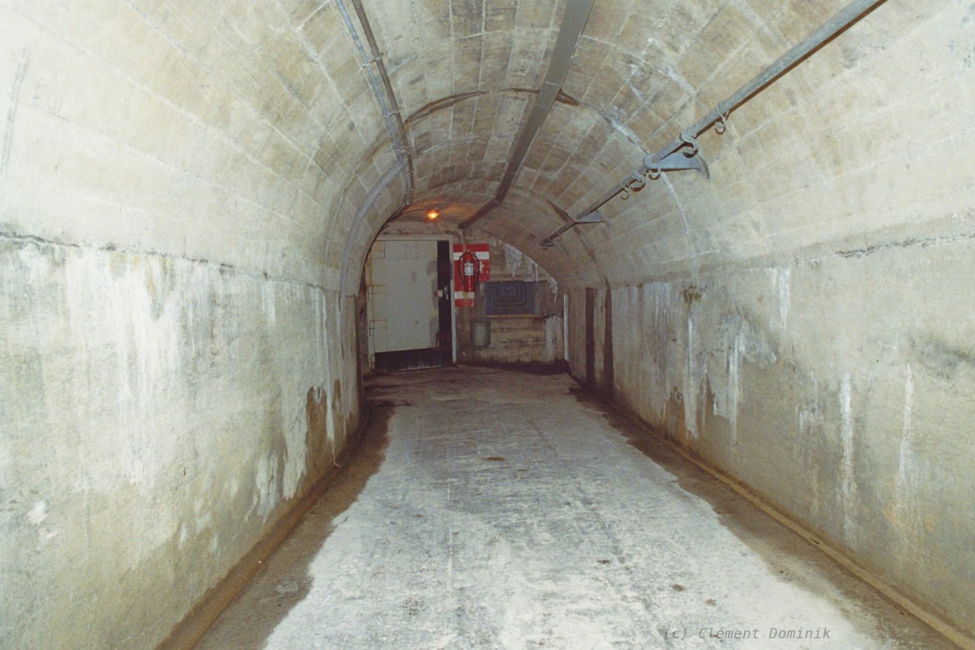 Sobald Lüftungen eingebaut sind, soll in diesen Räumlichkeiten Poulets gemästet werden. Geschützt vor Wind, Wetter und Fuchs. (Bild Clément Dominik)