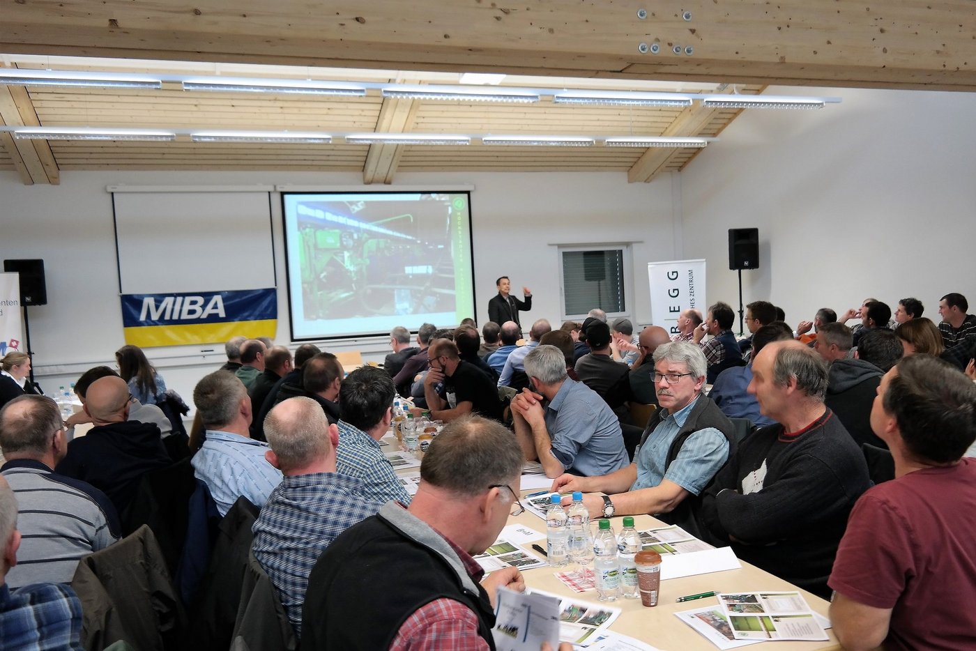 Tierarzt Hubert Ressler fesselt die Bauernsleute mit seinen klaren Worten zur Pflege der Klauen. (Bilder Josef Kottmann)