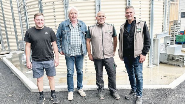 Hans-Georg Kessler ( Hans-Georg Kessler (2. v. l.) war Gastreferent am Getreideproduzentenanlass. Er wird umrahmt vom Landi-Team mit Jan Schär (ganz l.) sowie Stephan Schär und Martin Germann.