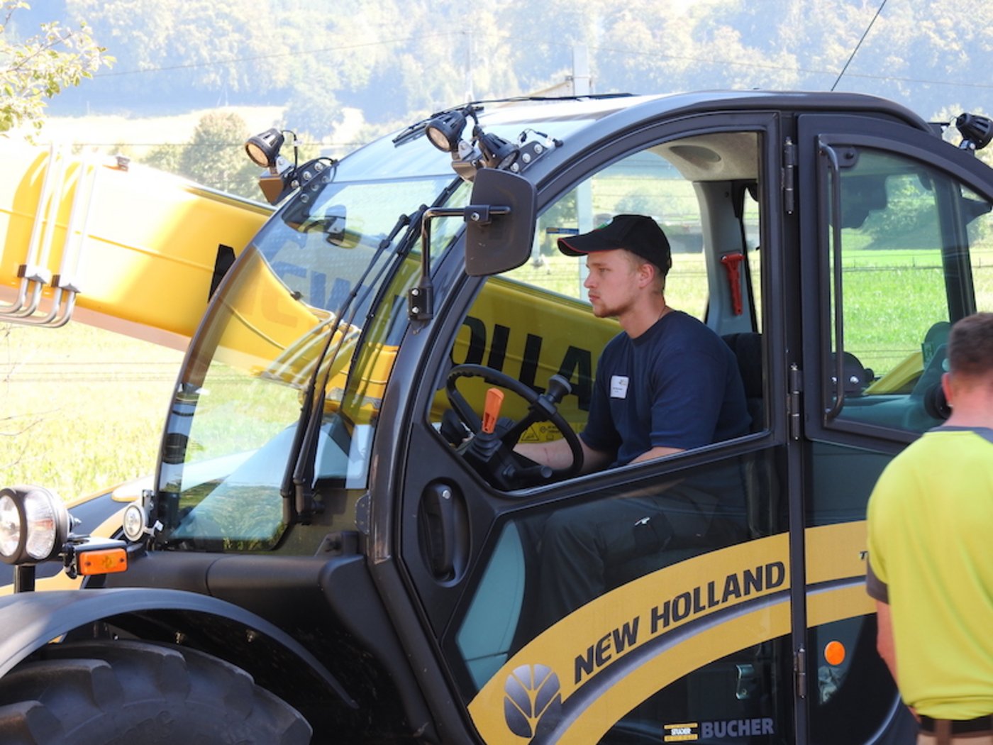 Er brachte sich mit seinem Wissen und seinen Fertigkeiten auf den ersten Podestplatz: Lukas Jufer, hier beim Posten «Mechanisierung». (Bild Berner Bauernverband)