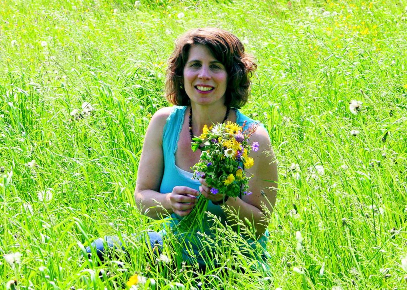 Nadja Kupper freut sich über den bunten Blumenstrauss aus der Magerwiese. (Bild bb)