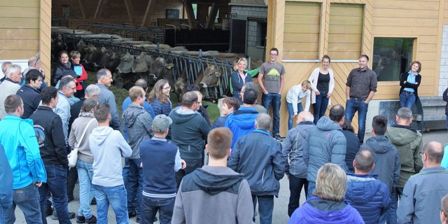 Die Berufskollegen auf dem Hof von Familie Emmenegger in Schüpfheim. (Bild Sandra Steffen-Odermatt)