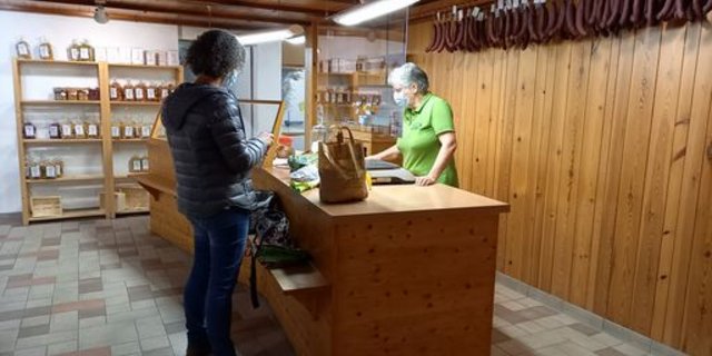 Es findet wieder mehr Kundschaft den Weg in den Burehofmärit von Christine Burren und ihrem Mann. Das Hofladen-Team hat wieder alle Hand voll zu tun. (Bild burehofmaerit.ch)