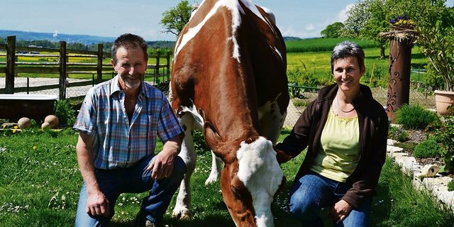 Hanspeter und Käthi Schmitz aus Wiedlisbach BE mit ihrer 170'674er-Kuh Joliam Lisa.	(Bild: Peter Fankhauser)