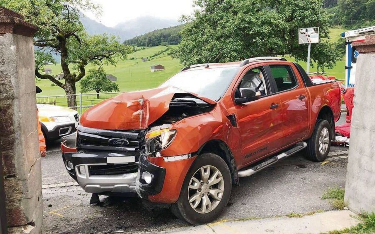 Verursacht eine Person mit einem geliehenen Fahrzeug einen Schaden am Auto, kommt die Vollkaskoversicherung des Fahrzeughalters für den Schaden auf. 