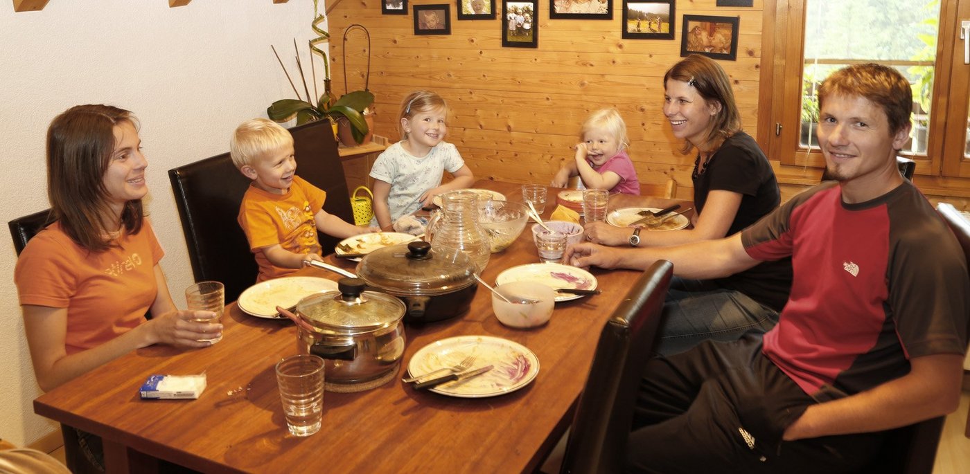 Trotz der vielen Arbeit nimmt sich die Familie Zeit, um in Ruhe zusammen zu essen. (Bild: Franziska Imhof)