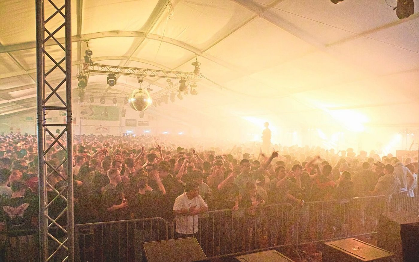 Party für über 3000 Besucher. Bis spät in die Nacht feierten diese im extra aufgestelltem Festzelt am Strickhofball in Lindau.  Zeitweise gab es am Einlass Warteschlangen. Der Ball wird alljährlich von Schülern der landwirtschaftlichen Abschlussklassen auf die Beine gestellt.