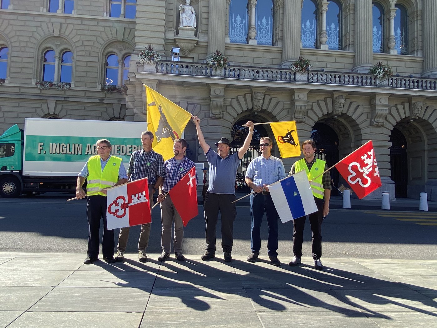 Einige Innerschweizer Fahnenträger setzen sich vor dem Bundeshaus in Szene. (Bild lja)