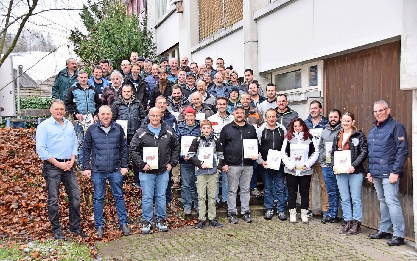 Markus Gerber (2. v. l.) und Michel Geinoz (r.) von Swissherdbook konnten zusammen mit dem Präsidenten Ruedi Sommer (l.) die 100 000er-Kühe ehren.