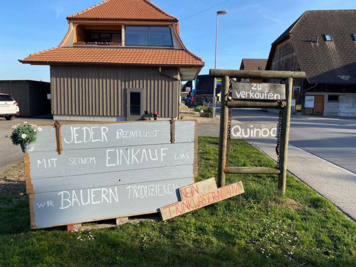 Familie von Ballmoos nutzt den direkten Kundenkontakt auch, um Konsumenten über die Landwirtschaft aufzuklären. (Bild vB-Hof)