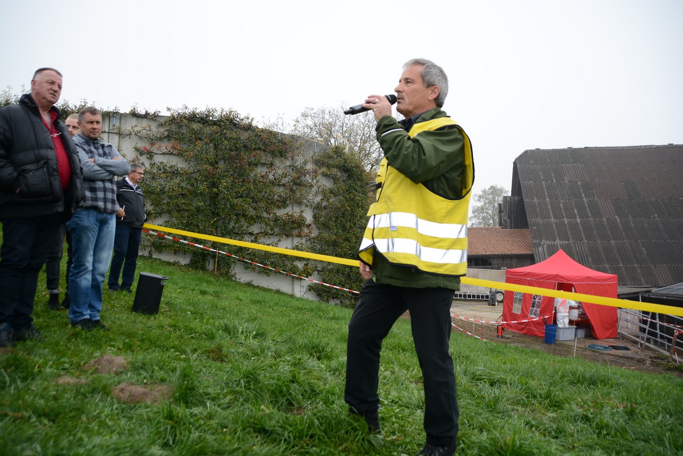 Otto Ineichen erklärt, wo und wie die Tiere auf einem Bauernhof getötet würden. 