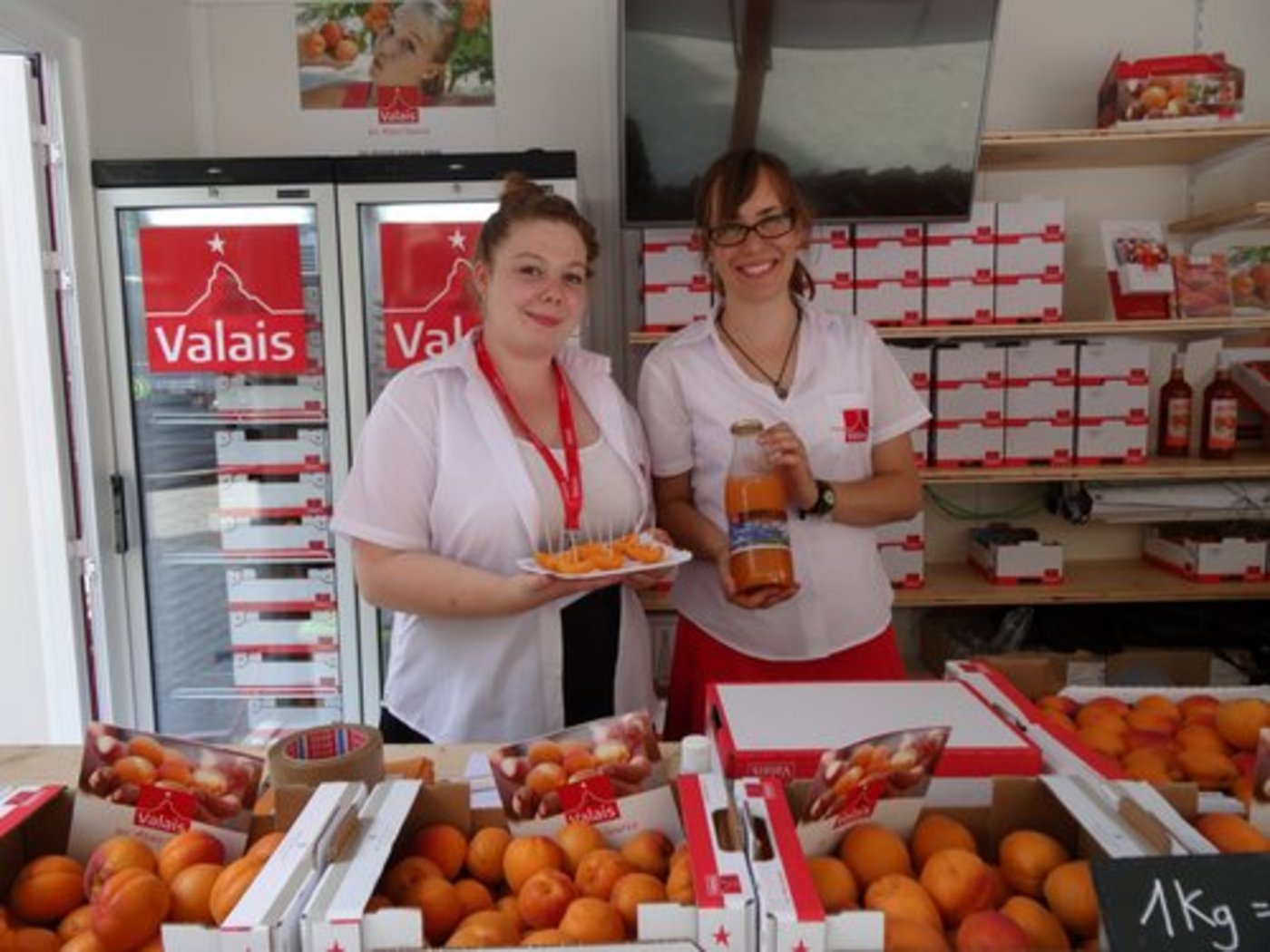 Sie sind wieder da, die Aprikosenverkäufer am Strassenrand. (Bild lid)