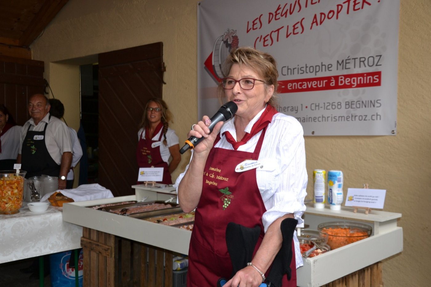 Nicht zu bremsen trotz Krücken: Gastgeberin Isabelle Métroz begrüsst die über 200 Gäste.