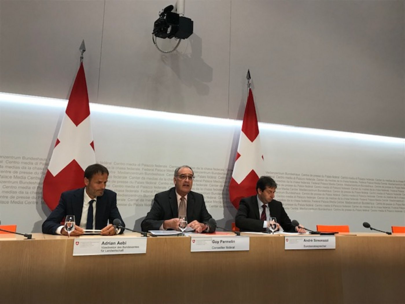 Guy Parmelin präsentiert die wichtigsten Eckwerte für die Botschaft der AP 22+ vor. Links im Bild BLW-Vizedirektor Adrian Aebi. (Bild akr)