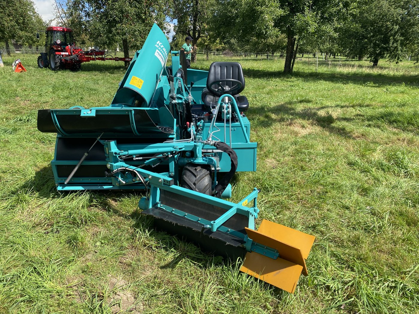 Für die Auflese des Obstes verwendet Hans Oppikofer die Auflesemaschine von Krauss.