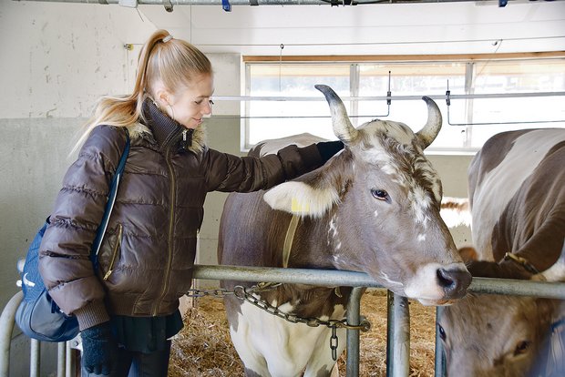 Meret Schneider setzt sich mit Leidenschaft für das Wohl der Tiere ein. Sie arbeitet auch regelmässig auf einem Gnadenhof für alte Nutztiere. (Bild jba)