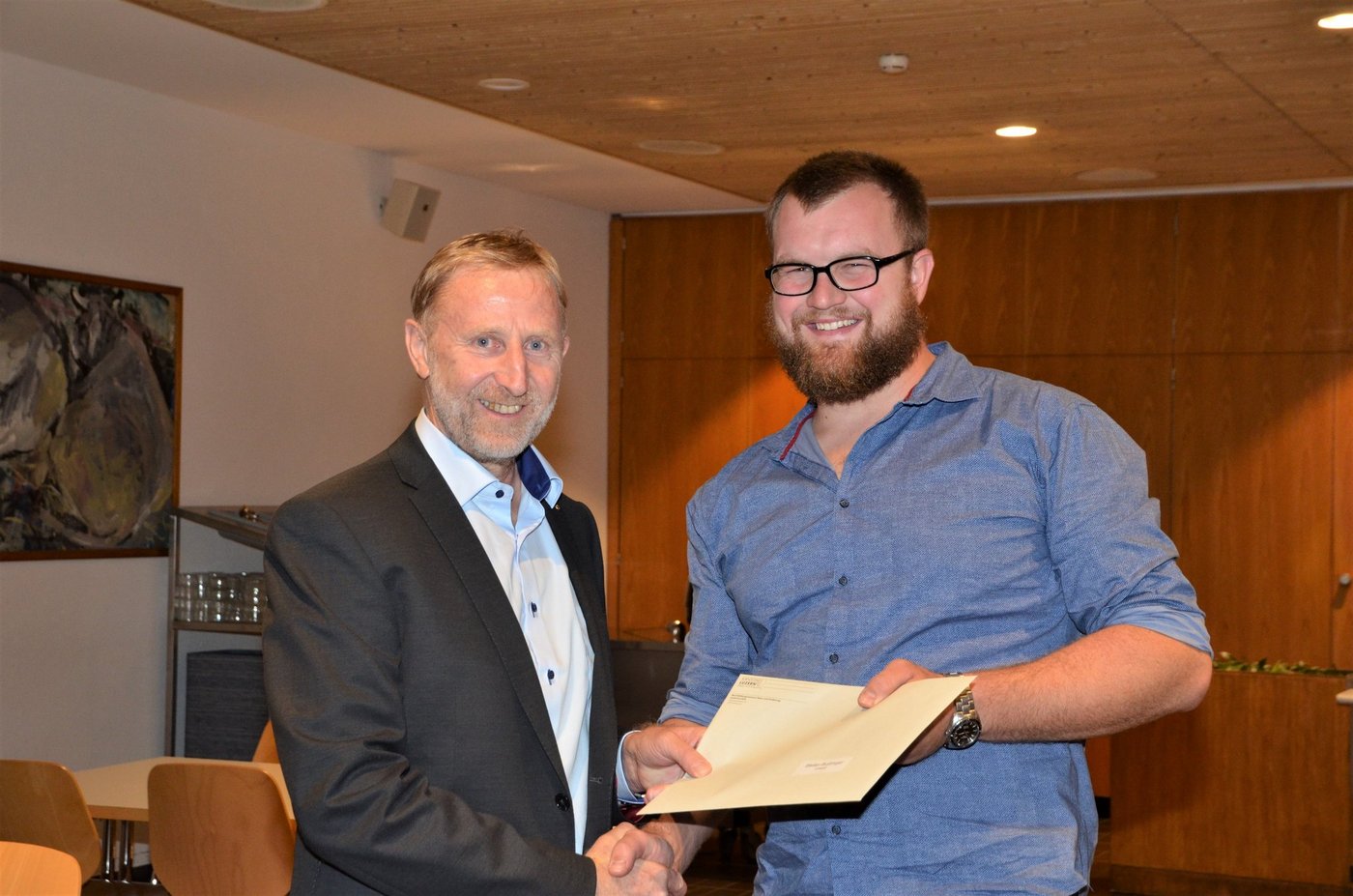 Walter Gut überreicht Stefan Budmiger den Fachausweis «Betriebsleiter Landwirtschaft». (Bild zVg)