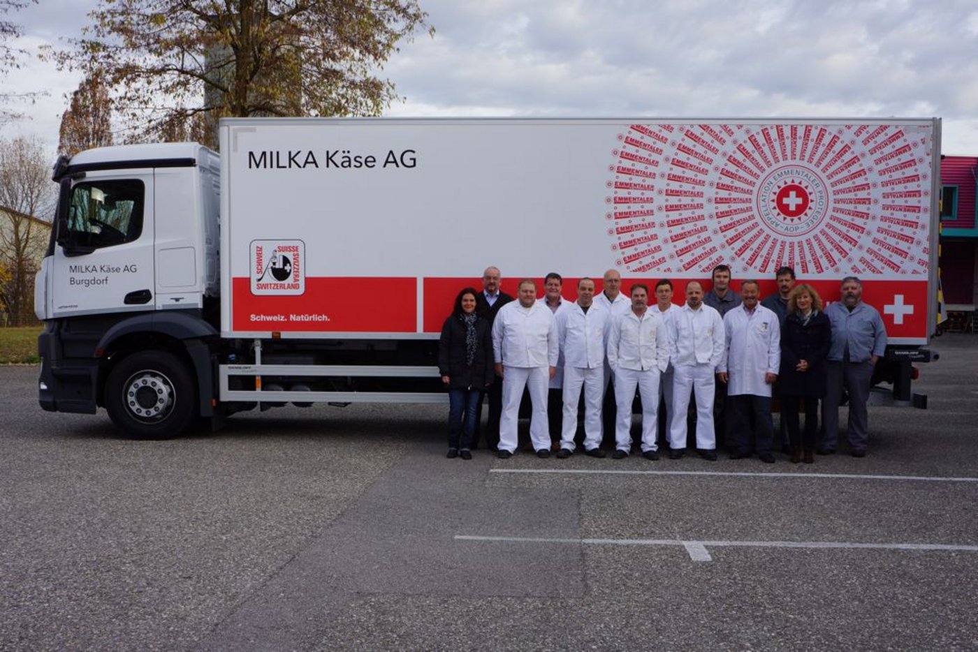 Die Mitarbeiter(innen) der Milka Käse AG posieren vor dem neuen Lastwagen. (Bild zVg)