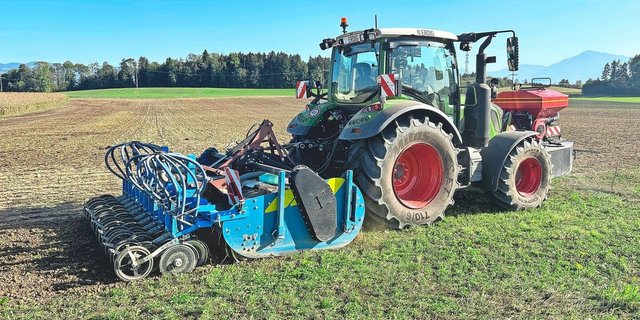 Impfen mit dem Pfeifer-Lübke-Starter, Humuskompost einarbeiten und säen –  das funktioniert auch in einem Arbeitsgang. Das ist beim Einsatz von Rottelenkern nicht möglich.  