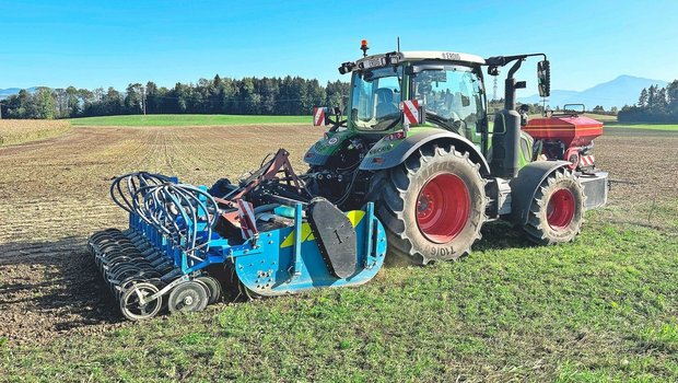 Impfen mit dem Pfeifer-Lübke-Starter, Humuskompost einarbeiten und säen – das funktioniert auch in einem Arbeitsgang. Das ist beim Einsatz von Rottelenkern nicht möglich. 