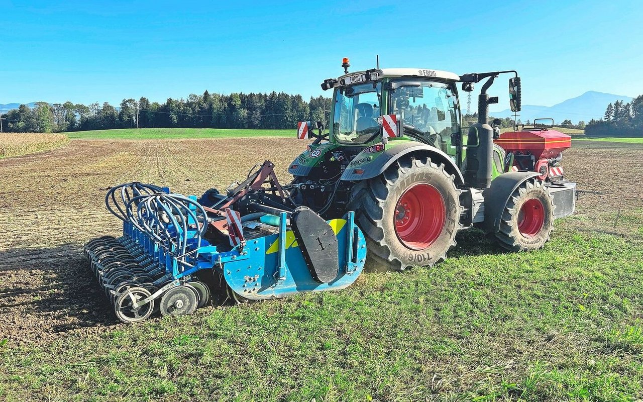 Impfen mit dem Pfeifer-Lübke-Starter, Humuskompost einarbeiten und säen – das funktioniert auch in einem Arbeitsgang. Das ist beim Einsatz von Rottelenkern nicht möglich. 