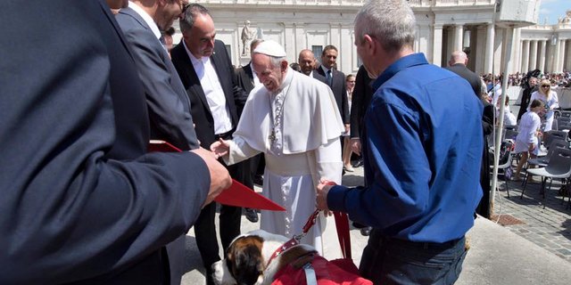 Der Papst war hingerissen von dem 70-kg-Hund. (Bild Massimo Pedrazzini)
