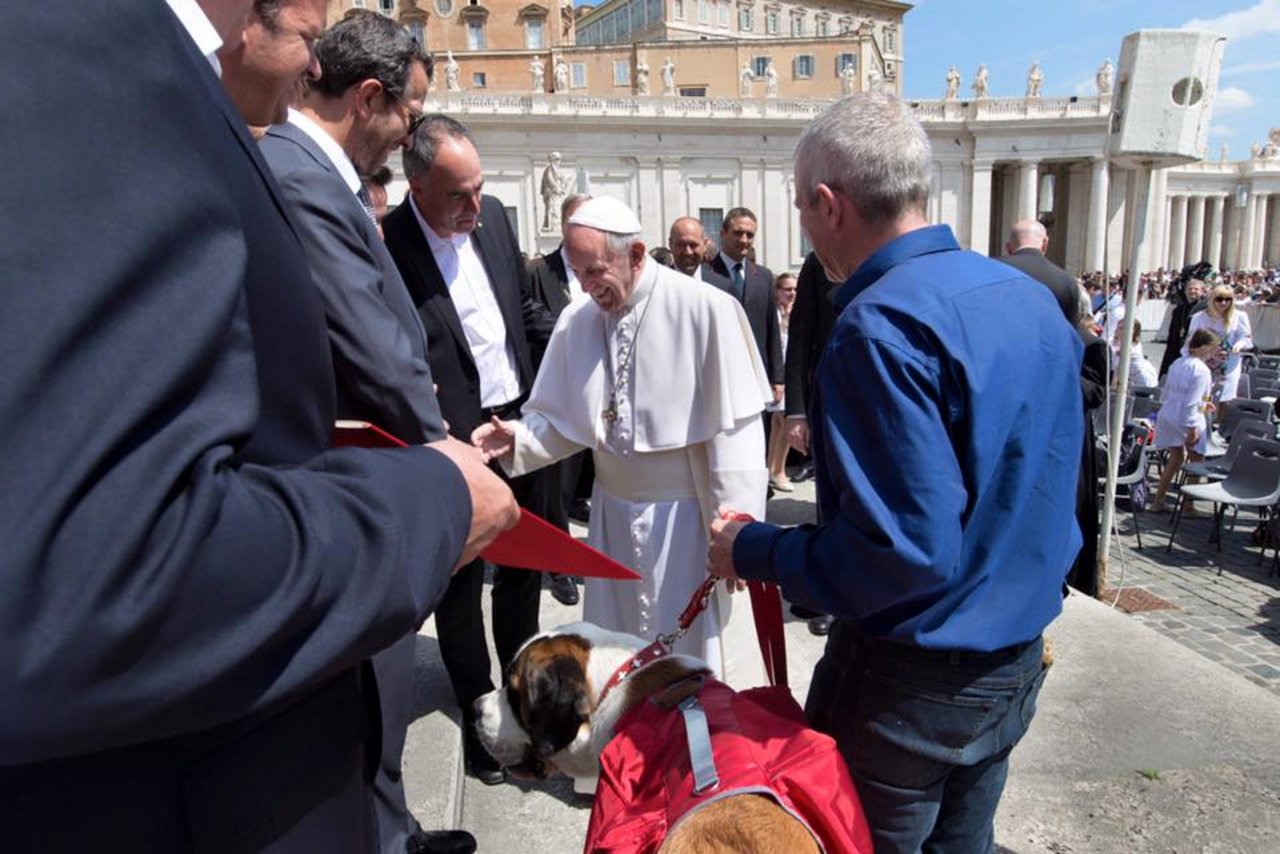 Der Papst war hingerissen von dem 70-kg-Hund. (Bild Massimo Pedrazzini)