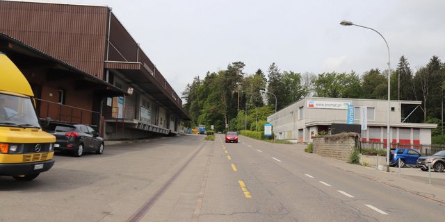 An der Stationsstrasse in Sulz-Rickenbach soll im rechten Gebäude der neue Landi-Laden eingebaut werden. Dabei muss der  Bürokomplex einer Verkaufshalle weichen. (Bild Roland Müller)