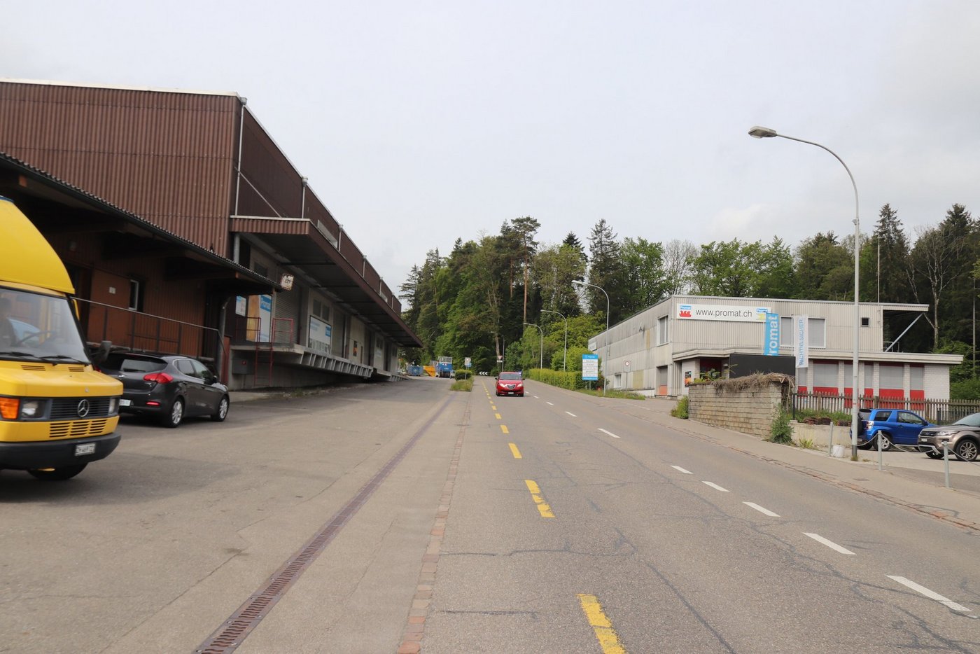 An der Stationsstrasse in Sulz-Rickenbach soll im rechten Gebäude der neue Landi-Laden eingebaut werden. Dabei muss der  Bürokomplex einer Verkaufshalle weichen. (Bild Roland Müller)