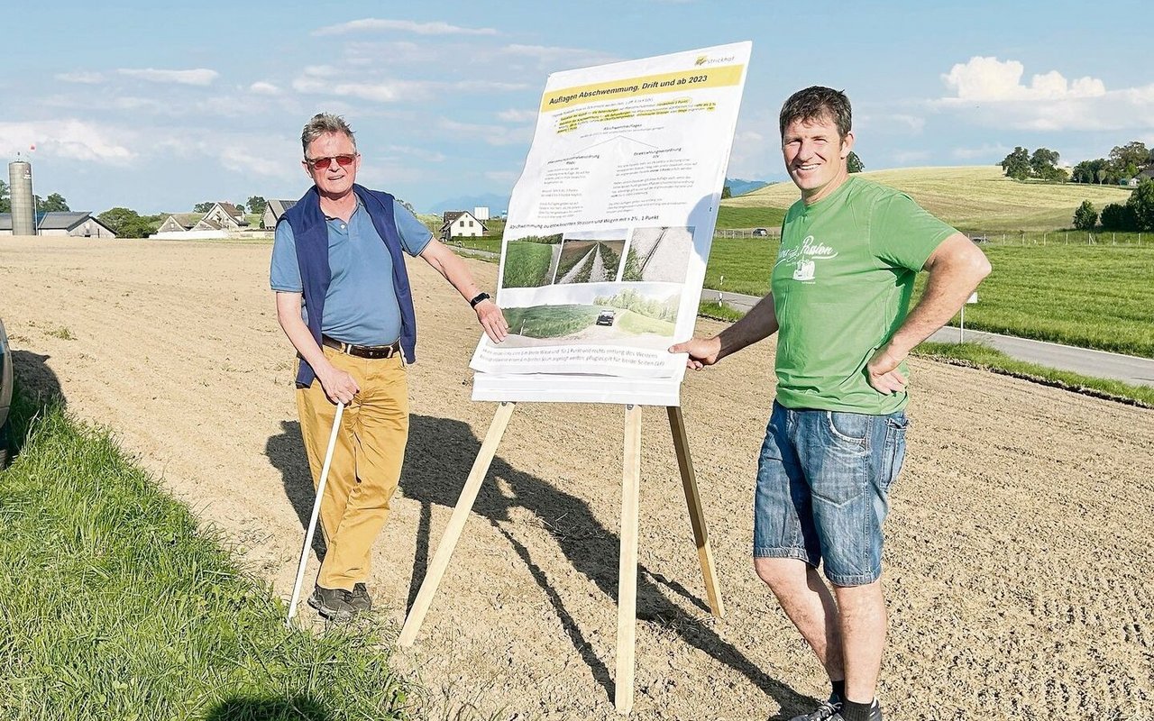 Markus Hochstrasser (links) erklärt Peter Bossert und den Teilnehmern der Flurbegehung, wie Landwirte die Abschwemm- und Driftauflagen auf ihren Parzellen einhalten können. 