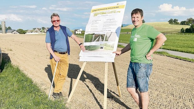 Markus Hochstrasser Markus Hochstrasser (links) erklärt Peter Bossert und den Teilnehmern der Flurbegehung, wie Landwirte die Abschwemm- und Driftauflagen auf ihren Parzellen einhalten können.