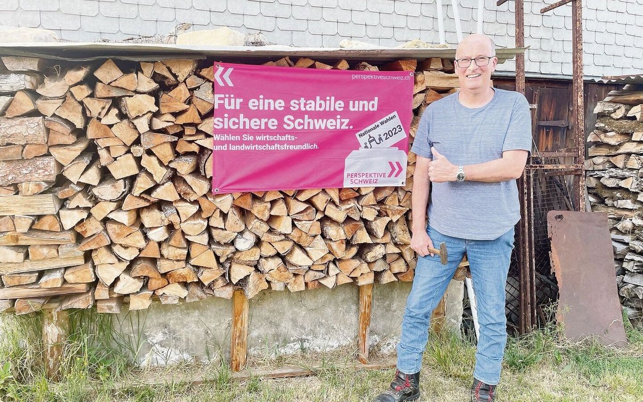 «Für eine stabile und sichere Schweiz»: SBV-Präsident Markus Ritter hat die Fahne soeben an seine Holzbeige genagelt.