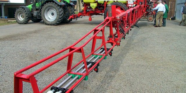 Pflanzenschutzmittel sind heute zu billig, kritisieren die Forscher. Lenkungsabgaben sollen helfen. (Bild BauZ)