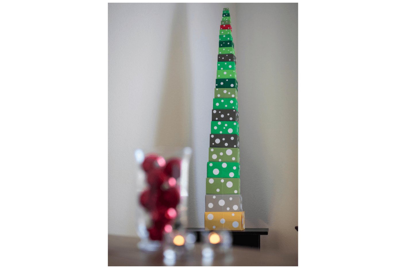 Adventskalender zum Selbermachen. Ein Schachtelbaum sieht gut aus und bietet Platz für kleine Überraschungen. (Foto: Pia Neuenschwander)