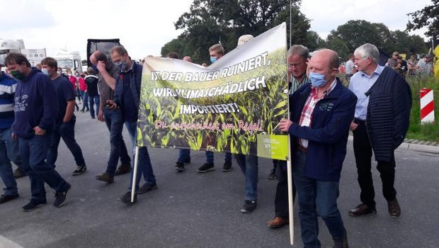 Landwirte demonstrieren vor dem Werk von Tönnies in Rheda-Wiesenbrück. (Bild agrarheute.com)