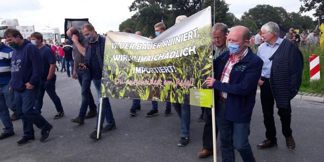 Landwirte demonstrieren vor dem Werk von Tönnies in Rheda-Wiesenbrück. (Bild agrarheute.com)