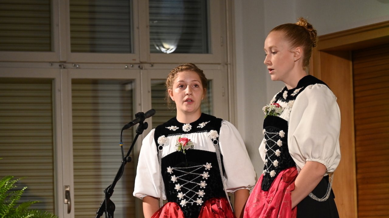 Musikalisch wurden die beiden Diplomfeiern von Jasmin Hofer und Marina Bärtschi umrahmt. (Bild BauZ/Andrea Wyss)