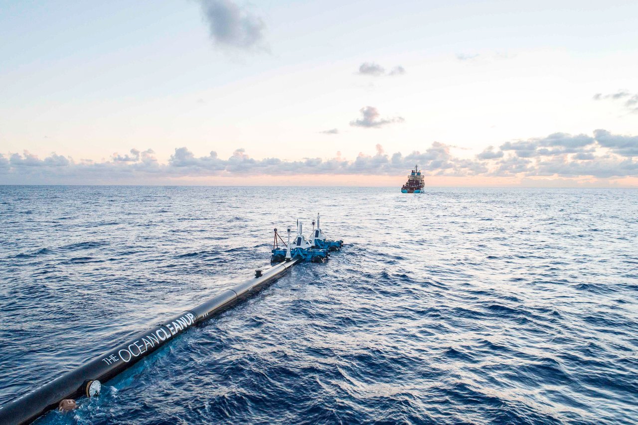 Die Anlage "The Ocean Cleanup" besteht aus einer 600 Meter langen Röhre in U-Form. Daran ist ein drei Meter langer Vorhang befestigt, der den Abfall in dem U festhalten soll. (Bild The Ocean Cleanup)