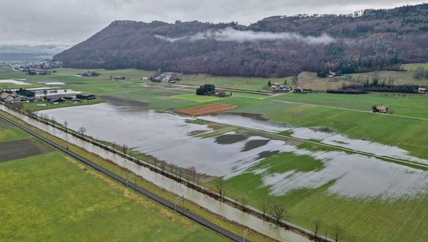 «Land unter» statt weisse Pracht kurz vor Weihnachten. Die heftigen Niederschläge, die auf bereits gesättigte Böden fielen, führten verbreitet zu Überschwemmungen, so wie hier in Toffen nahe bei Bern.
