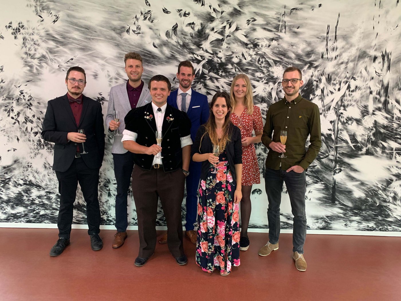 Ein buntes und strahlendes Grüppchen: Die Absolventen der Vertiefung Agrarwirtschaft. Drückt man ein Auge zu, sieht man den 1,5-Meter-Abstand zwischen den Diplomandinnen und Diplomanden. (Bild Gioele Bossi)