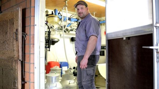 Überzeugter Milchbauer: Thomas Sempach produziert Milch für die Herstellung von Emmentaler-Käse. (Bild Flavian Cajacob)