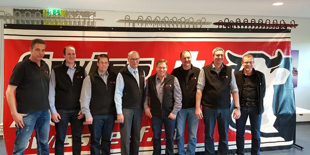 Der Vorstand von Swiss Beef Mittelland kann sich zusammen mit seinen Mitgliedern über gute Bankviehpreise freuen. V. l. n. r.: Adrian Herren VS, Pascal Zöbel VS, Thomas Estermann VS, Markus Ritter Präsident Schweizer Bauernverband, Othmar Vollenweider VS, Alex Wyss VS, Christian Glur, Präsident Swiss Beef Mittelland, Werner Kipfer VS. (Bild zVg)