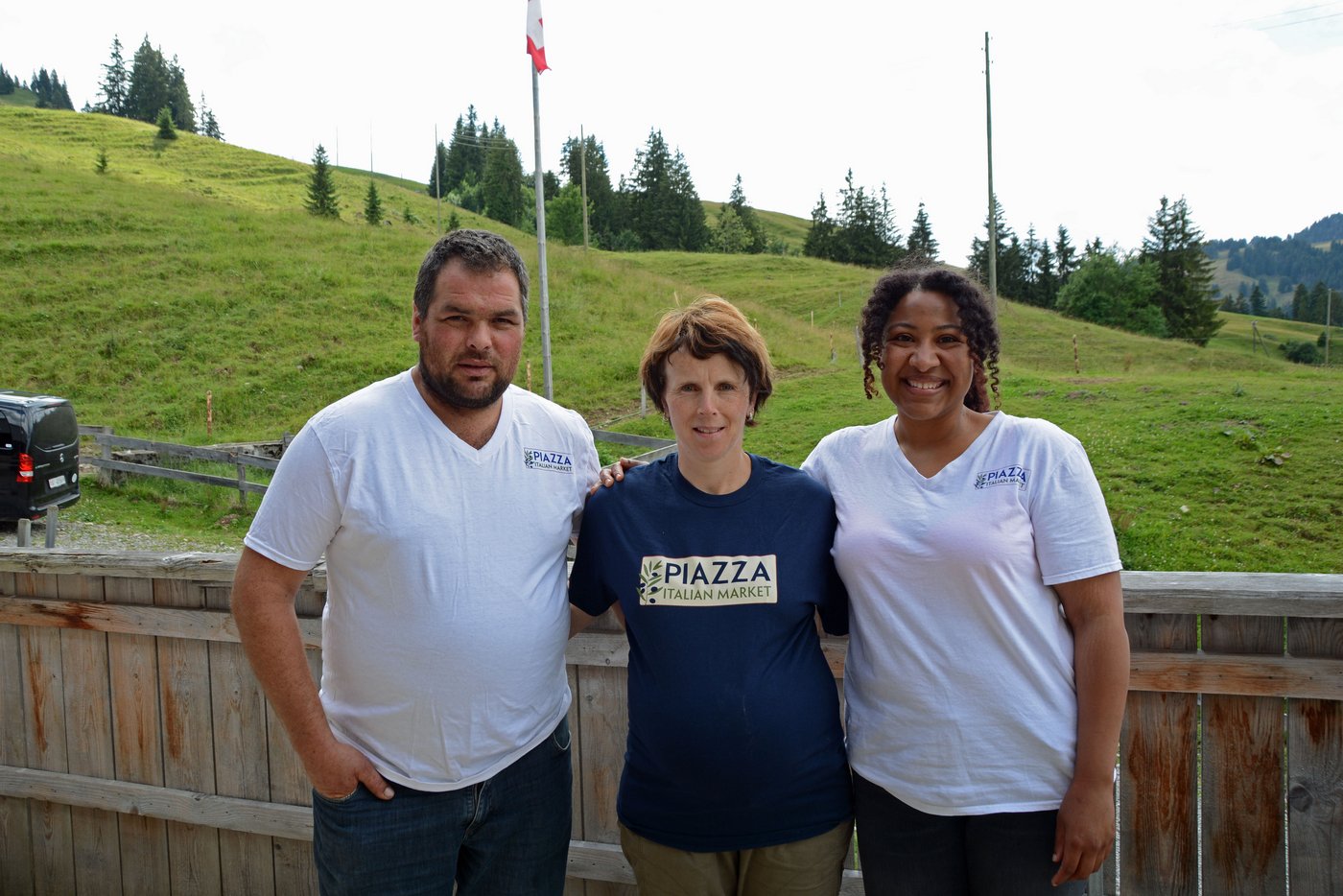 Brandy McKinney (rechts) schenkte Silvia und Reto Theiler T-Shirts mit dem Logo des Käseladens.