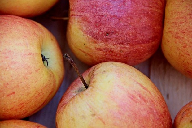Wie schon im März waren auch im April 2020 Äpfel eine beliebte Fruchtsorte, wobei die billigere Klasse-II-Ware bevorzugt wurde. (Symbolbild Pixabay)