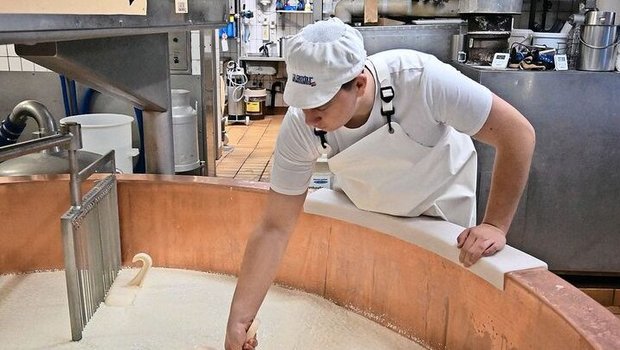 Cyril Grossrieder be Cyril Grossrieder bei der Arbeit. Er möchte später für seinen Käse wie auch sein Lehrbetrieb Medaillen gewinnen.