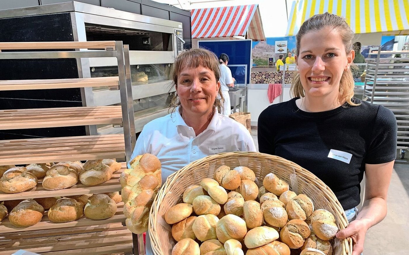 Angela Spiess und Tanja von Moos (r.) präsentieren Brote aus der Backstube der Bäuerinnen.